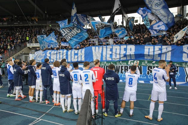 21.12.2025, xtgx, Fussball 2. Bundesliga, Eintracht Braunschweig - FC Schalke 04 v.l. Schalke Bedankt sich bei den Fans enttaeuscht, enttäuscht, schaut enttaeuscht, niedergeschlagen, disappointed (DFL DFB REGULATIONS PROHIBIT ANY USE OF PHOTOGRAPHS as IMAGE SEQUENCES and or QUASI-VIDEO) Braunschweig
