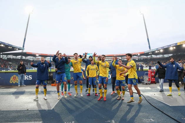 21.12.2025, xtgx, Fussball 2. Bundesliga, Eintracht Braunschweig - FC Schalke 04 v.l. Braunschweig Jubel ueber den Sieg, Jubel nach Spielende (DFL DFB REGULATIONS PROHIBIT ANY USE OF PHOTOGRAPHS as IMAGE SEQUENCES and or QUASI-VIDEO) Braunschweig