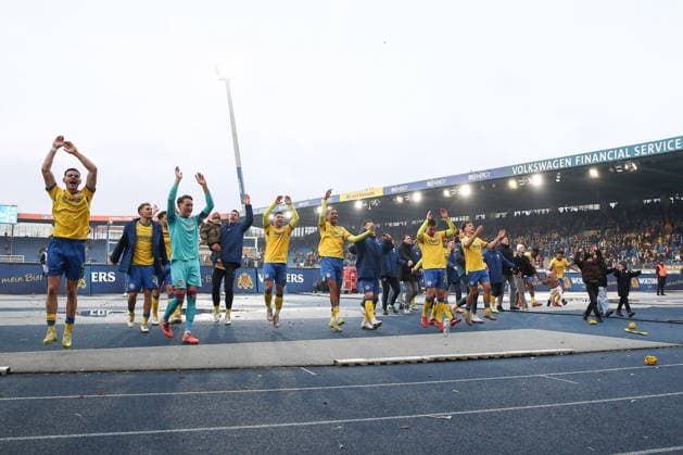 21.12.2025, xtgx, Fussball 2. Bundesliga, Eintracht Braunschweig - FC Schalke 04 v.l. Braunschweig Jubel ueber den Sieg, Jubel nach Spielende (DFL DFB REGULATIONS PROHIBIT ANY USE OF PHOTOGRAPHS as IMAGE SEQUENCES and or QUASI-VIDEO) Braunschweig