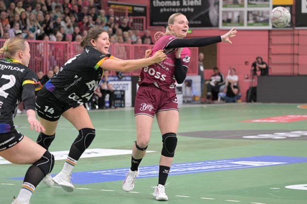 Charlotte Cholevova (TusSies Metzingen, 96) gegen Marie Steffen (VfL Oldenburg, 14) TusSies Metzingen vs. VfL Oldenburg, Handball, Alsco HBF, 11.Ligaspieltag, Saison 2025 2026, 21.12.2025 TusSies Metzingen vs. VfL Oldenburg, Handball, Alsco HBF, 11.Ligaspieltag, Saison 2025 2026, 21.12.2025 Tuebingen Copyright: xEibner-Pressefoto TobiasxBaurx EP_TBR