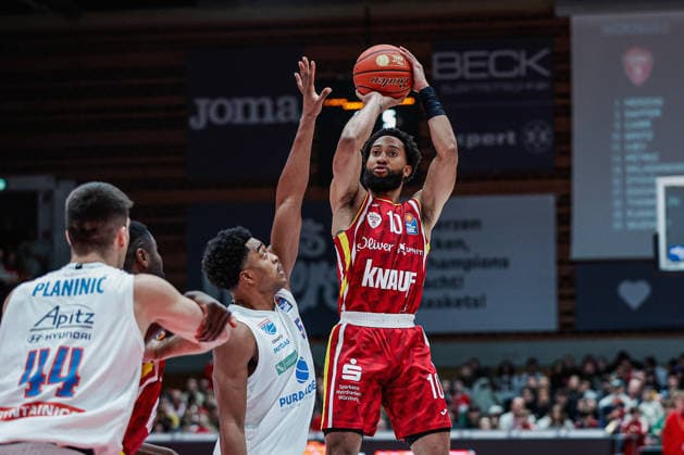 Im Bild: v.li. Marcus Forster (Syntainics MBC, 5) gegen Davion Mintz (Wuerzburg Baskets, 10) 21.12.2025, Basketball, Fitness First Wuerzburg Baskets vs. SYNTAINICS MBC, easyCredit BBL, 11. Spieltag, Deutschland, Wuerzburg, tectake-Arena, Copyright: HMBxMedia xJulienxBecker