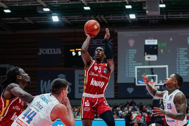 Im Bild: v.li. Charles Thompson (Wuerzburg Baskets, 32), Jure Planinic (Syntainics MBC, 44), Marcus Carr(Wuerzburg Baskets, 5) und Charles Callison (Syntainics MBC, 23) 21.12.2025, Basketball, Fitness First Wuerzburg Baskets vs. SYNTAINICS MBC, easyCredit BBL, 11. Spieltag, Deutschland, Wuerzburg, tectake-Arena, Copyright: HMBxMedia xJulienxBecker