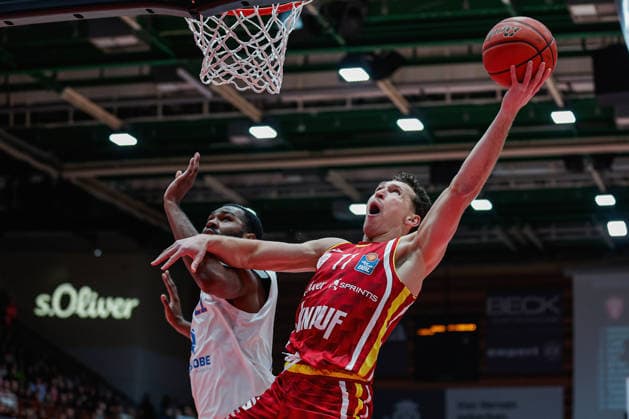 Im Bild: v.li. RJ Gunn (Syntainics MBC, 21) gegen Brae Ivey (Wuerzburg Baskets, 11) 21.12.2025, Basketball, Fitness First Wuerzburg Baskets vs. SYNTAINICS MBC, easyCredit BBL, 11. Spieltag, Deutschland, Wuerzburg, tectake-Arena, Copyright: HMBxMedia xJulienxBecker