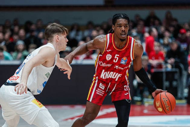 Im Bild: v.li. Perttu Blomgren (Syntainics MBC, 20) gegen Marcus Carr(Wuerzburg Baskets, 5) 21.12.2025, Basketball, Fitness First Wuerzburg Baskets vs. SYNTAINICS MBC, easyCredit BBL, 11. Spieltag, Deutschland, Wuerzburg, tectake-Arena, Copyright: HMBxMedia xJulienxBecker