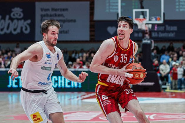 Im Bild: v.li. Spencer Reaves (Syntainics MBC, 31) gegen Alen Pjanic (Wuerzburg Baskets, 35) 21.12.2025, Basketball, Fitness First Wuerzburg Baskets vs. SYNTAINICS MBC, easyCredit BBL, 11. Spieltag, Deutschland, Wuerzburg, tectake-Arena, Copyright: HMBxMedia xJulienxBecker