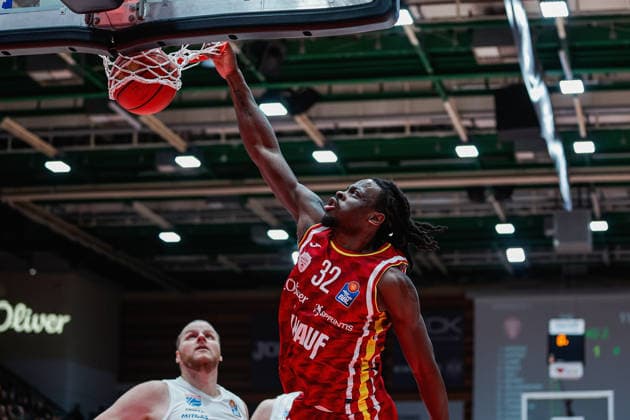Im Bild: Charles Thompson (Wuerzburg Baskets, 32) mit dem Dunking 21.12.2025, Basketball, Fitness First Wuerzburg Baskets vs. SYNTAINICS MBC, easyCredit BBL, 11. Spieltag, Deutschland, Wuerzburg, tectake-Arena, Copyright: HMBxMedia xJulienxBecker