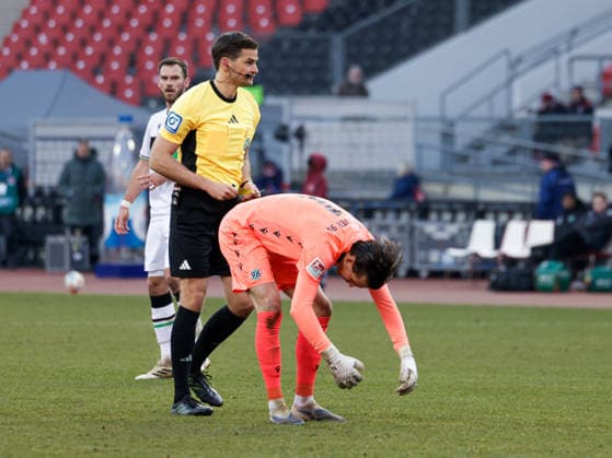 Deutschland: Fußball, 2. Bundesliga 2025 26, 17. Spieltag - 1 FC Nürnberg vs Hannover 96 - Max-Morlock Stadion (Nürnberg): Max Burda (Schiedsrichter Referee) Nahuel Noll (Hannover 96, 1)