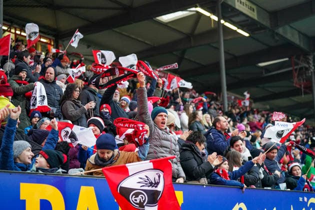 Deutschland: Fussball Google Pixel Frauen Bundesliga 2025 26, 14. Spieltag - SC Freiburg vs SV Werder Bremen - Dreisamstadion (Freiburg): Freude, Emotionen, Jubel, Zuschauertribüne, Fans, Heimfans, SC Freiburg, Vereinsfahnen, rot-weiße Farben, Jubel, Applaus, stehende Fans, Familienpublikum, Kinder und Erwachsene, Winterkleidung, Stadiondach, volle Ränge, Stadionatmosphäre, Heimspiel, Europa Park Rulantica Werbung Copyright: xJOERANxSTEINSIEKx
