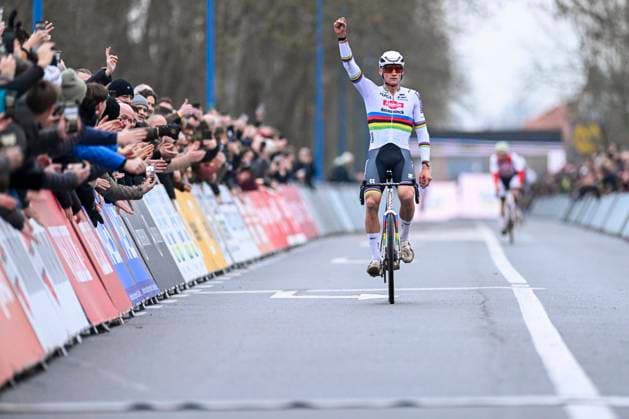 UCI Cyclocross World Cup 2025-2026 Koksijde KOKSIJDE, BELGIUM - DECEMBER 21 : Van der Poel Mathieu of Alpecin - Deceuninck celebrating his victory during the 6th leg of the Koksijde UCI Cyclocross World Cup 2025-2026 a cyclocross race for Men Elite on December 21, 2025 in Koksijde, Belgium, 21 12 2025 ( Koksijde Belgium  Copyright: xNicoxVereeckenx
