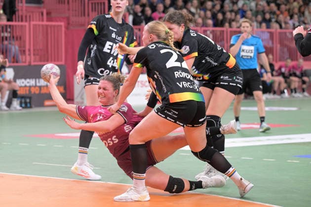 Nele Franz (TusSies Metzingen, 10) gegen Marie Steffen (VfL Oldenburg, 14) und Lotta Roepcke (VfL Oldenburg, 22) TusSies Metzingen vs. VfL Oldenburg, Handball, Alsco HBF, 11.Ligaspieltag, Saison 2025 2026, 21.12.2025 TusSies Metzingen vs. VfL Oldenburg, Handball, Alsco HBF, 11.Ligaspieltag, Saison 2025 2026, 21.12.2025 Tuebingen Copyright: xEibner-Pressefoto TobiasxBaurx EP_TBR
