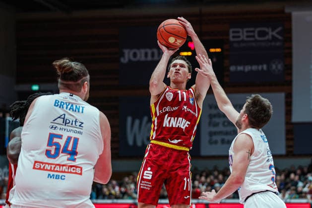 Im Bild: v.li. John Bryant (Syntainics MBC, 54), Brae Ivey (Wuerzburg Baskets, 11) und Spencer Reaves (Syntainics MBC, 31) 21.12.2025, Basketball, Fitness First Wuerzburg Baskets vs. SYNTAINICS MBC, easyCredit BBL, 11. Spieltag, Deutschland, Wuerzburg, tectake-Arena, Copyright: HMBxMedia xJulienxBecker