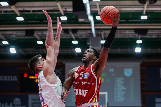 Im Bild: v.li. Jure Planinic (Syntainics MBC, 44) gegen Marcus Carr(Wuerzburg Baskets, 5) 21.12.2025, Basketball, Fitness First Wuerzburg Baskets vs. SYNTAINICS MBC, easyCredit BBL, 11. Spieltag, Deutschland, Wuerzburg, tectake-Arena, Copyright: HMBxMedia xJulienxBecker