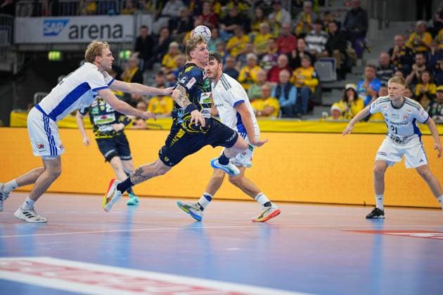 RECORD DATE NOT STATED Szene mit Edwin Aspenbäck (78; Rhein Neckar Löwen), Jacob Lassen (9; HSV Hamburg), Frederik Bo Andersen (21; HSV Hamburg) und Einar Olafsson (23; HSV Hamburg) Edwin Aspenbäck (78; Rhein Neckar Löwen) und Jacob Lassen (9; HSV Hamburg) in Aktion
