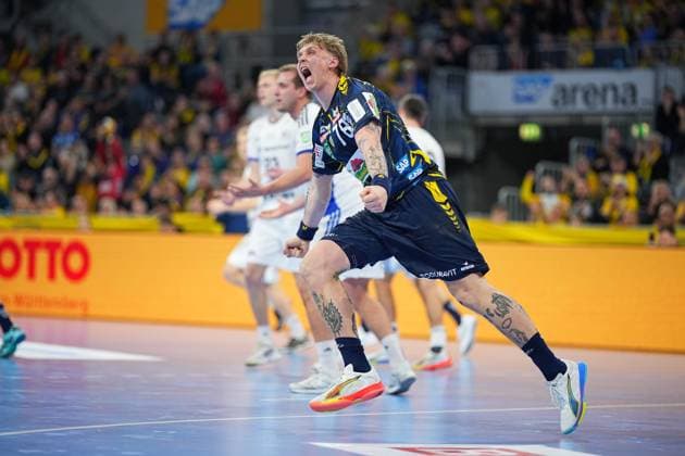 RECORD DATE NOT STATED Szene mit Edwin Aspenbäck (78; Rhein Neckar Löwen) und Niklas Weller (13; HSV Hamburg) Edwin Aspenbäck (78; Rhein Neckar Löwen) und Niklas Weller (13; HSV Hamburg) in Aktion