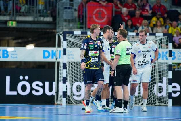 RECORD DATE NOT STATED Szene mit Edwin Aspenbäck (78; Rhein Neckar Löwen) und Niklas Weller (13; HSV Hamburg) Edwin Aspenbäck (78; Rhein Neckar Löwen) und Niklas Weller (13; HSV Hamburg) in Szene