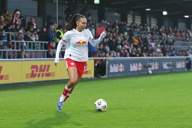 Google Pixel Frauen-Bundesliga, RB Leipzig - 1. FC Köln; 21.12.2025 Lisa Baum (11, RB Leipzig). Fußball, Google Pixel Frauen-Bundesliga, Saison 2025 2026, 14. Spieltag: RB Leipzig vs. 1. FC Köln am 21.12.2025, Trainingszentrum Cottaweg, Leipzig. DFB REGULATIONS PROHIBIT ANY USE OF PHOTOGRAPHS AS IMAGE SEQUENCES AND OR QUASI-VIDEO. Copyright: xBEAUTIFULxSPORTS JanxKaeferx