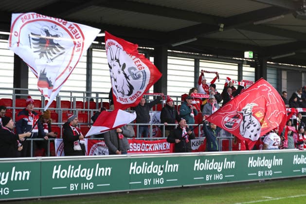 Google Pixel Frauen-Bundesliga, RB Leipzig - 1. FC Köln; 21.12.2025 Fanblock aus Köln mit Fahnen, Stimmung. Fußball, Google Pixel Frauen-Bundesliga, Saison 2025 2026, 14. Spieltag: RB Leipzig vs. 1. FC Köln am 21.12.2025, Trainingszentrum Cottaweg, Leipzig. DFB REGULATIONS PROHIBIT ANY USE OF PHOTOGRAPHS AS IMAGE SEQUENCES AND OR QUASI-VIDEO. Copyright: xBEAUTIFULxSPORTS JanxKaeferx