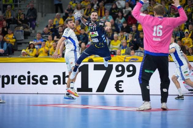 RECORD DATE NOT STATED Szene mit Dani Baijens (77; Rhein Neckar Löwen) und Jacob Lassen (9; HSV Hamburg) Dani Baijens (77; Rhein Neckar Löwen) und Jacob Lassen (9; HSV Hamburg) in Aktion