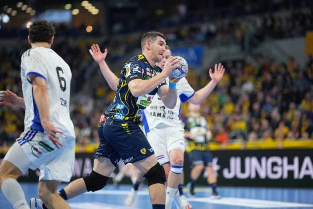RECORD DATE NOT STATED Szene mit Halil Jaganjac (45; Rhein Neckar Löwen) und Spielern von HSV Hamburg Halil Jaganjac (45; Rhein Neckar Löwen) mit Ball