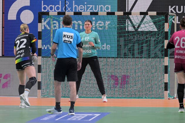 Marie Kristin Weiss (TusSies Metzingen, 12) im Tor gegen Lotta Roepcke (VfL Oldenburg, 22) beim 7-Meter TusSies Metzingen vs. VfL Oldenburg, Handball, Alsco HBF, 11.Ligaspieltag, Saison 2025 2026, 21.12.2025 TusSies Metzingen vs. VfL Oldenburg, Handball, Alsco HBF, 11.Ligaspieltag, Saison 2025 2026, 21.12.2025 Tuebingen Copyright: xEibner-Pressefoto TobiasxBaurx EP_TBR