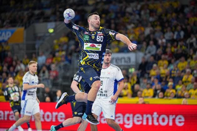 RECORD DATE NOT STATED Szene mit Jannik Kohlbacher (80; Rhein Neckar Löwen), Jacob Lassen (9; HSV Hamburg) und Spieler von Team HSV Hamburg Jannik Kohlbacher (80; Rhein Neckar Löwen) mit Ball in Aktion