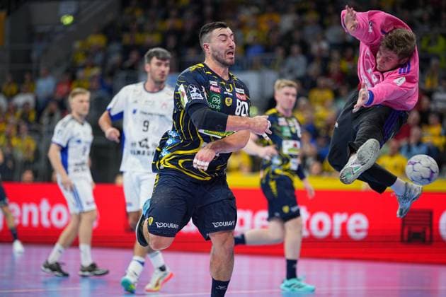RECORD DATE NOT STATED Szene mit Jannik Kohlbacher (80; Rhein Neckar Löwen), Robin Haug (16; HSV Hamburg) und Jacob Lassen (9; HSV Hamburg) Jannik Kohlbacher (80; Rhein Neckar Löwen) mit Ball, Robin Haug (16; HSV Hamburg) verteidigt gegen Jacob Lassen (9; HSV Hamburg)