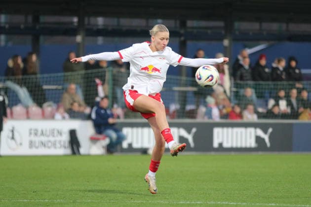 21.12.2025 Fußball Frauen 2025 2026 Google Pixel Frauen-Bundesliga 14. Spieltag RB Leipzig - 1. FC Köln RB-Trainingszentrum am Cottaweg Leipzig Marlene Müller (Leipzig, 27, weiß) am Ball. Leipzig Sachsen Deutschland