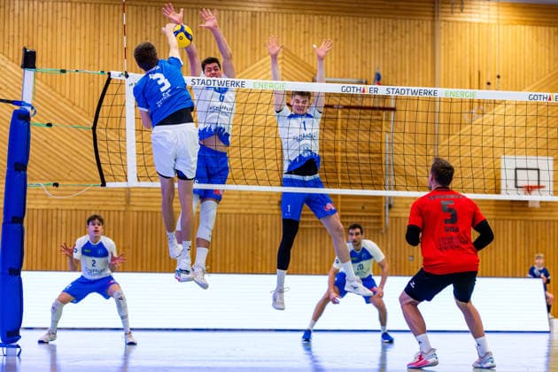 21.12.2025, GER, Volleyball, 2.BL Maenner Sued, Saison 2025 2026, Blue Volleys Gotha - L.E. Volleys Christoph Assmann (Blue Volleys Gotha), Yannick Siebeck (L.E. Volleys Leipzig), Maxim Kuenitz (L.E. Volleys Leipzig) 99867 Gotha Sporthalle Sportanlage Ernesti Thüringen Deutschland