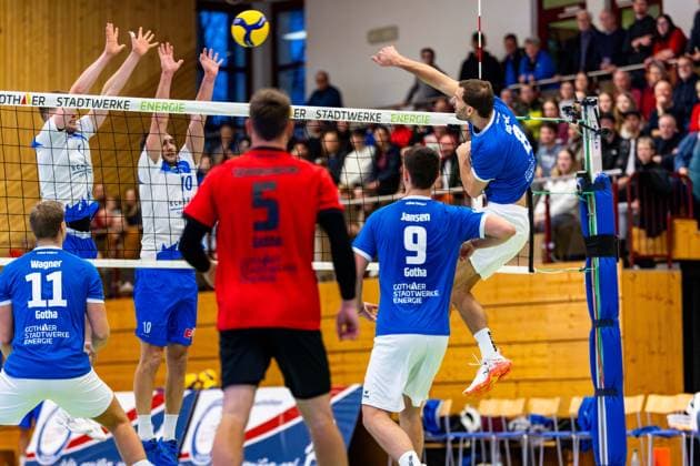 21.12.2025, GER, Volleyball, 2.BL Maenner Sued, Saison 2025 2026, Blue Volleys Gotha - L.E. Volleys Dominik Duchac (Blue Volleys Gotha), Paul Lohrisch (L.E. Volleys Leipzig) 99867 Gotha Sporthalle Sportanlage Ernesti Thüringen Deutschland