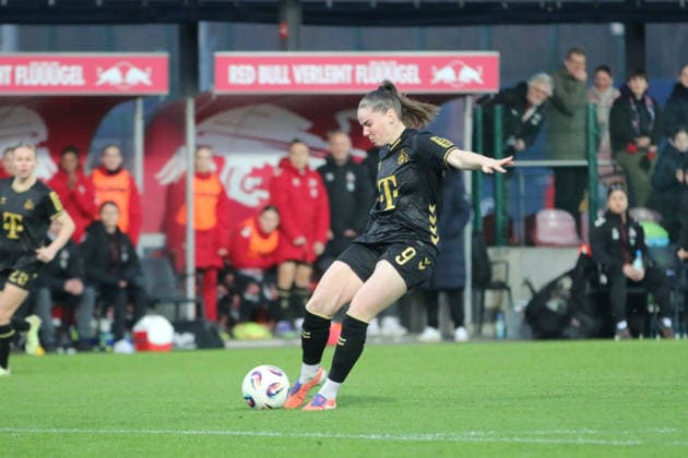 21.12.2025 Fußball Frauen 2025 2026 Google Pixel Frauen-Bundesliga 14. Spieltag RB Leipzig - 1. FC Köln RB-Trainingszentrum am Cottaweg Leipzig Adriana Achcinska (Köln, 9, schwarz) beim Torschuss. Leipzig Sachsen Deutschland