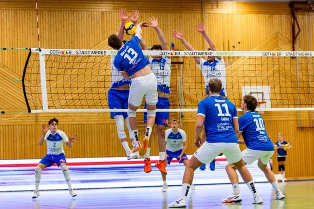 21.12.2025, GER, Volleyball, 2.BL Maenner Sued, Saison 2025 2026, Blue Volleys Gotha - L.E. Volleys Ben Bierwisch (Blue Volleys Gotha) , Lennard Rossmy (L.E. Volleys Leipzig), Paul Lohrisch (L.E. Volleys Leipzig) 99867 Gotha Sporthalle Sportanlage Ernesti Thüringen Deutschland