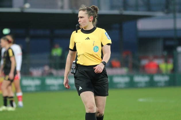 21.12.2025 Fußball Frauen 2025 2026 Google Pixel Frauen-Bundesliga 14. Spieltag RB Leipzig - 1. FC Köln RB-Trainingszentrum am Cottaweg Leipzig Levke Scholz (Schiedsrichterin). Leipzig Sachsen Deutschland