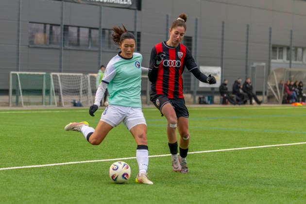 Ingolstadt, Deutschland 21. Dezember 2025: 2. BL - Frauen - 2025 2026 - FC Ingolstadt 04 vs. 1. FFC Turbine Potsdam Im Bild: v. li. im Zweikampf Rana Okuma (Turbine) und Emma Kusch (FCI) Audi Sportpark Bayern Copyright: xFotostandx xSchäferx