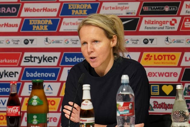 Deutschland: Fussball Google Pixel Frauen Bundesliga 2025 26, 14. Spieltag - SC Freiburg vs SV Werder Bremen - Dreisamstadion (Freiburg): Friederike Kromp (Trainerin, Werder Bremen Frauen) Pressekonferenz, Medien Copyright: xJOERANxSTEINSIEKx
