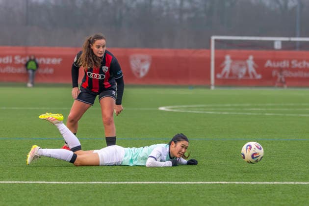 Ingolstadt, Deutschland 21. Dezember 2025: 2. BL - Frauen - 2025 2026 - FC Ingolstadt 04 vs. 1. FFC Turbine Potsdam Im Bild: v. li. im Zweikampf Mara Winter (FCI) und Rana Okuma (Turbine) Audi Sportpark Bayern Copyright: xFotostandx xSchäferx