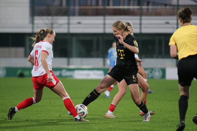 21.12.2025 Fußball Frauen 2025 2026 Google Pixel Frauen-Bundesliga 14. Spieltag RB Leipzig - 1. FC Köln RB-Trainingszentrum am Cottaweg Leipzig Celina Degen (Köln, 5, schwarz) und Lou-Ann Joly (Leipzig, 6, weiß) im Zweikampf. Leipzig Sachsen Deutschland