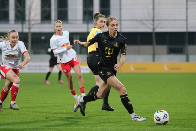 21.12.2025 Fußball Frauen 2025 2026 Google Pixel Frauen-Bundesliga 14. Spieltag RB Leipzig - 1. FC Köln RB-Trainingszentrum am Cottaweg Leipzig Celina Degen (Köln, 5, schwarz) am Ball. Leipzig Sachsen Deutschland