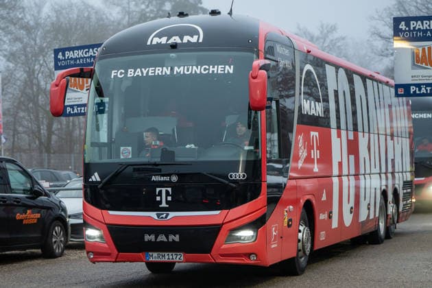 Ankunft des Mannschaftsbus des FC Bayern Muenchen, GER, 1. FC Heidenheim 1846 vs. FC Bayern Muenchen, Fussball, 1. Bundesliga, 15. Spieltag, Spielzeit 2025 2026, 21.12.2025, DFL REGULATIONS PROHIBIT ANY USE OF PHOTOGRAPHS AS IMAGE SEQUENCES AND OR QUASI-VIDEO, GER, 1. FC Heidenheim 1846 vs. FC Bayern Muenchen, Fussball, 1. Bundesliga, 15. Spieltag, Spielzeit 2025 2026, 21.12.2025, Heidenheim *** Arrival of the FC Bayern Muenchen team bus, GER, 1 FC Heidenheim 1846 vs FC Bayern Muenchen, Football, 1 Bundesliga, Matchday 15, Season 2025 2026, 21 12 2025, DFL REGULATES PROHIBIT ANY USE OF PHOTOGRAPHS AS IMAGE SEQUENCES AND OR QUASI VIDEO, GER, 1 FC Heidenheim 1846 vs FC Bayern Muenchen, Football, 1 Bundesliga, Matchday 15, Season 2025 2026, 21 12 2025, Heidenheim Copyright: xEibner-Pressefoto EdwardxCheungx EP_ECG