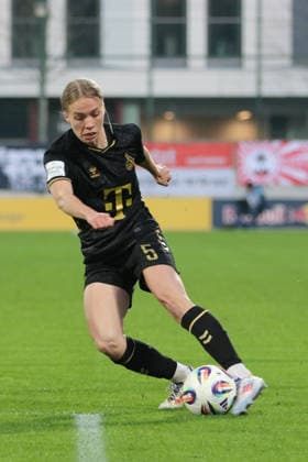 21.12.2025 Fußball Frauen 2025 2026 Google Pixel Frauen-Bundesliga 14. Spieltag RB Leipzig - 1. FC Köln RB-Trainingszentrum am Cottaweg Leipzig Celina Degen (Köln, 5, schwarz) schlägt eine Flanke. Leipzig Sachsen Deutschland