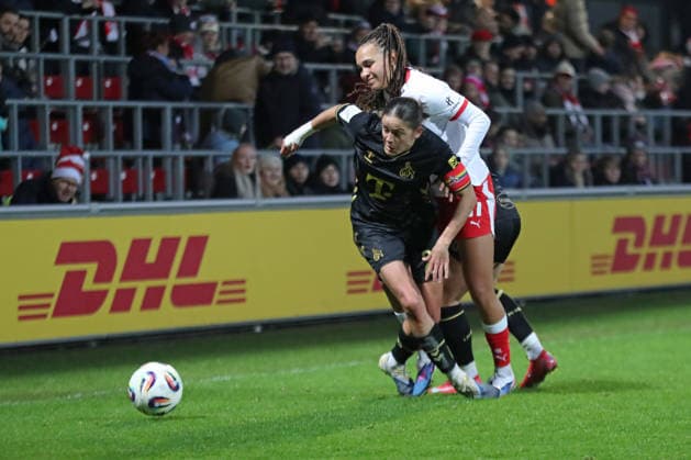 Google Pixel Frauen-Bundesliga, RB Leipzig - 1. FC Köln; 21.12.2025 Laura Feiersinger (27, 1. FC Köln) gegen Lisa Baum (11, RB Leipzig). Fußball, Google Pixel Frauen-Bundesliga, Saison 2025 2026, 14. Spieltag: RB Leipzig vs. 1. FC Köln am 21.12.2025, Trainingszentrum Cottaweg, Leipzig. DFB REGULATIONS PROHIBIT ANY USE OF PHOTOGRAPHS AS IMAGE SEQUENCES AND OR QUASI-VIDEO. Copyright: xBEAUTIFULxSPORTS JanxKaeferx