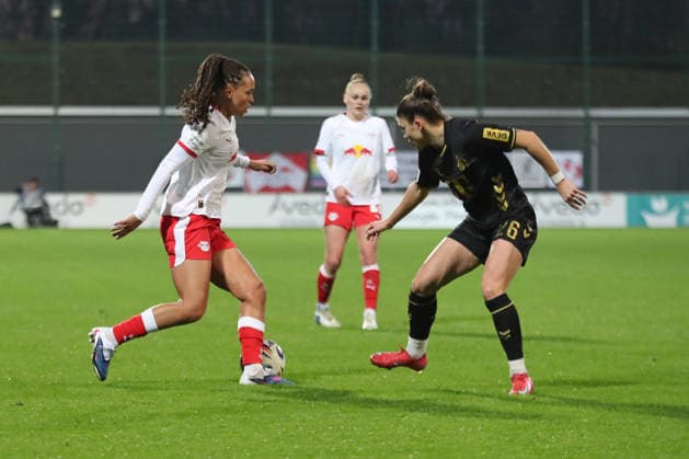 Google Pixel Frauen-Bundesliga, RB Leipzig - 1. FC Köln; 21.12.2025 Lisa Baum (11, RB Leipzig) gegen Martyna Wiankowska (26, 1. FC Köln). Fußball, Google Pixel Frauen-Bundesliga, Saison 2025 2026, 14. Spieltag: RB Leipzig vs. 1. FC Köln am 21.12.2025, Trainingszentrum Cottaweg, Leipzig. DFB REGULATIONS PROHIBIT ANY USE OF PHOTOGRAPHS AS IMAGE SEQUENCES AND OR QUASI-VIDEO. Copyright: xBEAUTIFULxSPORTS JanxKaeferx