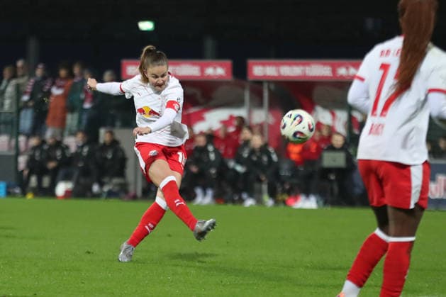Google Pixel Frauen-Bundesliga, RB Leipzig - 1. FC Köln; 21.12.2025 Annabel Schasching (16, RB Leipzig) mit einem Schussversuch. Fußball, Google Pixel Frauen-Bundesliga, Saison 2025 2026, 14. Spieltag: RB Leipzig vs. 1. FC Köln am 21.12.2025, Trainingszentrum Cottaweg, Leipzig. DFB REGULATIONS PROHIBIT ANY USE OF PHOTOGRAPHS AS IMAGE SEQUENCES AND OR QUASI-VIDEO. Copyright: xBEAUTIFULxSPORTS JanxKaeferx