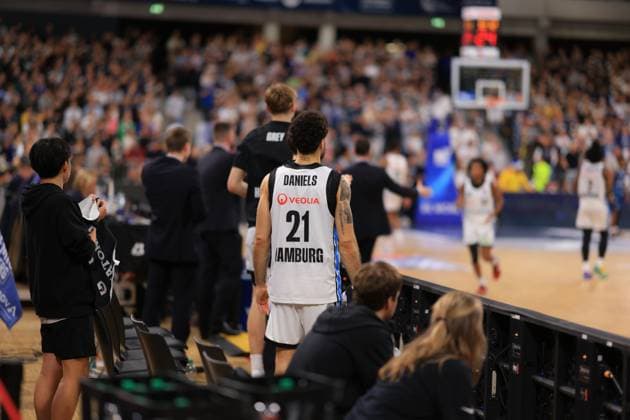 RECORD DATE NOT STATED Szene mit Devon Daniels (21; Veolia Towers Hamburg) am Spielfeldrand easyCredit BBL: MLP Academics Heidelberg – Veolia Towers Hamburg 21.12.2025 SNP Dome Heidelberg Devon Daniels (21; Veolia Towers Hamburg) am Spielfeldrand