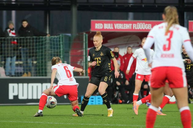 21.12.2025 Fußball Frauen 2025 2026 Google Pixel Frauen-Bundesliga 14. Spieltag RB Leipzig - 1. FC Köln RB-Trainingszentrum am Cottaweg Leipzig Lou-Ann Joly (Leipzig, 6, weiß) blockt einen Ball von Laura Vogt (Köln, 8, schwarz). Leipzig Sachsen Deutschland