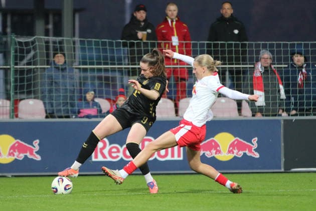 21.12.2025 Fußball Frauen 2025 2026 Google Pixel Frauen-Bundesliga 14. Spieltag RB Leipzig - 1. FC Köln RB-Trainingszentrum am Cottaweg Leipzig Adriana Achcinska (Köln, 9, schwarz) im Duell mit Marlene Müller (Leipzig, 27, weiß). Leipzig Sachsen Deutschland