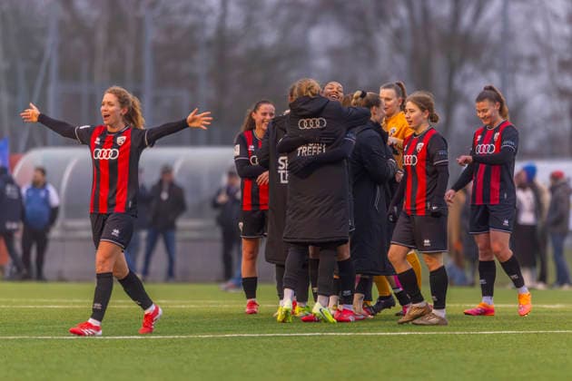 Ingolstadt, Deutschland 21. Dezember 2025: 2. BL - Frauen - 2025 2026 - FC Ingolstadt 04 vs. 1. FFC Turbine Potsdam Im Bild: v.li. Leonie Haberäcker Haberaecker (FCI) jubelt nach dem Schlusspfiff Audi Sportpark Bayern Copyright: xFotostandx xSchäferx