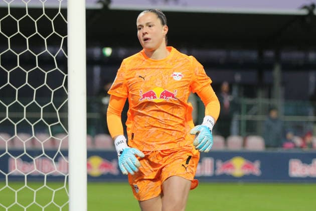 21.12.2025 Fußball Frauen 2025 2026 Google Pixel Frauen-Bundesliga 14. Spieltag RB Leipzig - 1. FC Köln RB-Trainingszentrum am Cottaweg Leipzig Elvira Herzog (Leipzig, 1, orange). Leipzig Sachsen Deutschland