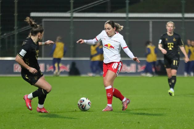 Google Pixel Frauen-Bundesliga, RB Leipzig - 1. FC Köln; 21.12.2025 Gina Chmielinski (10, RB Leipzig). Fußball, Google Pixel Frauen-Bundesliga, Saison 2025 2026, 14. Spieltag: RB Leipzig vs. 1. FC Köln am 21.12.2025, Trainingszentrum Cottaweg, Leipzig. DFB REGULATIONS PROHIBIT ANY USE OF PHOTOGRAPHS AS IMAGE SEQUENCES AND OR QUASI-VIDEO. Copyright: xBEAUTIFULxSPORTS JanxKaeferx