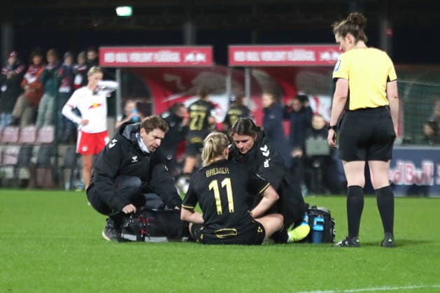 Google Pixel Frauen-Bundesliga, RB Leipzig - 1. FC Köln; 21.12.2025 Pauline Bremer (11, 1. FC Köln) muss behandelt werden. Fußball, Google Pixel Frauen-Bundesliga, Saison 2025 2026, 14. Spieltag: RB Leipzig vs. 1. FC Köln am 21.12.2025, Trainingszentrum Cottaweg, Leipzig. DFB REGULATIONS PROHIBIT ANY USE OF PHOTOGRAPHS AS IMAGE SEQUENCES AND OR QUASI-VIDEO. Copyright: xBEAUTIFULxSPORTS JanxKaeferx
