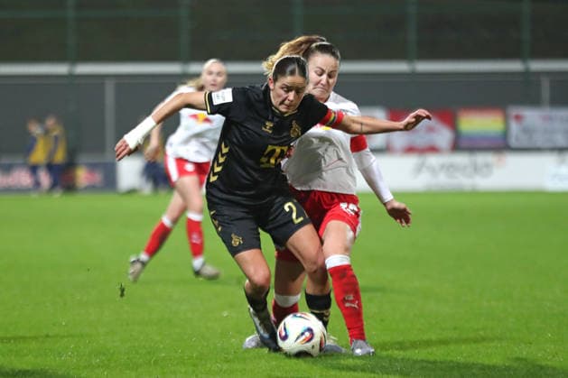 Google Pixel Frauen-Bundesliga, RB Leipzig - 1. FC Köln; 21.12.2025 Laura Feiersinger (27, 1. FC Köln) gegen Annabel Schasching (16, RB Leipzig). Fußball, Google Pixel Frauen-Bundesliga, Saison 2025 2026, 14. Spieltag: RB Leipzig vs. 1. FC Köln am 21.12.2025, Trainingszentrum Cottaweg, Leipzig. DFB REGULATIONS PROHIBIT ANY USE OF PHOTOGRAPHS AS IMAGE SEQUENCES AND OR QUASI-VIDEO. Copyright: xBEAUTIFULxSPORTS JanxKaeferx